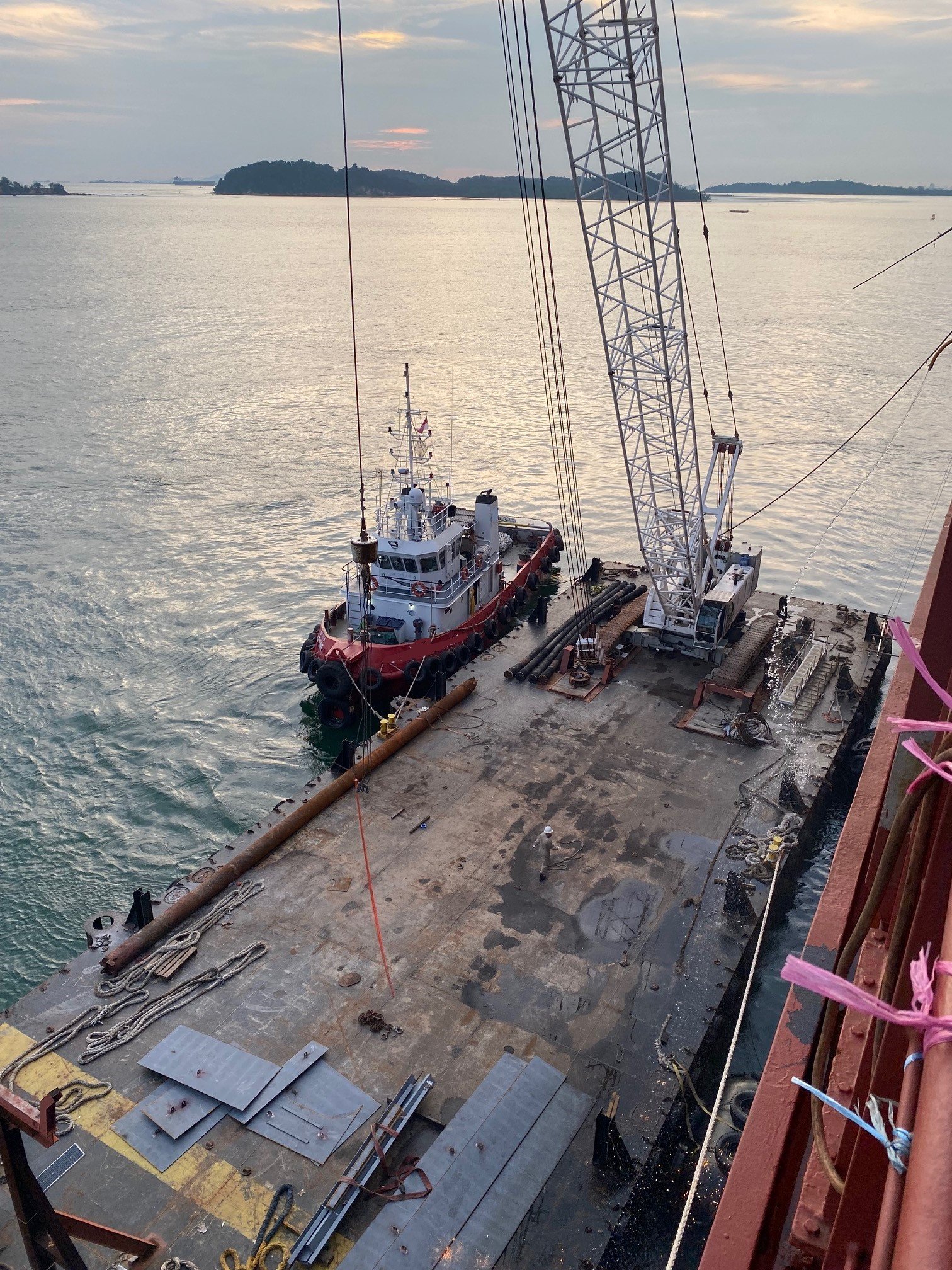 Crane barge for sideshell lifting